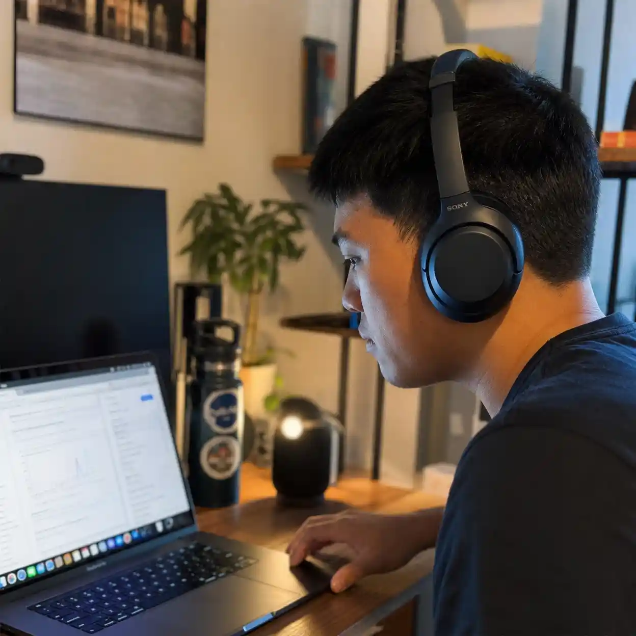 prompt ai veo 3 audio guide image showing room tone, product taps, fabric rustle, distant traffic, and clear sound boundaries for believable video prompts.